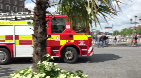 Emergency fire engine turns onto Oconnell Bridge, Dublin, Ireland Stock-Footage 53225975
