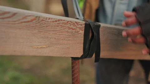 Emergency patch being applied to cracked wood beam. Exterior construction worker Vídeos de archivo 332503782