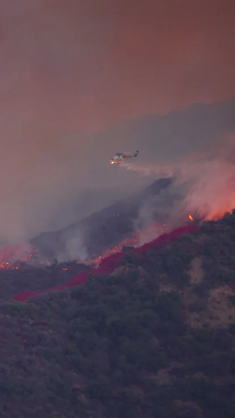 Emergency Responders and Firefighting Efforts in Malibu and Pacific Palisades 库存影片 299677754