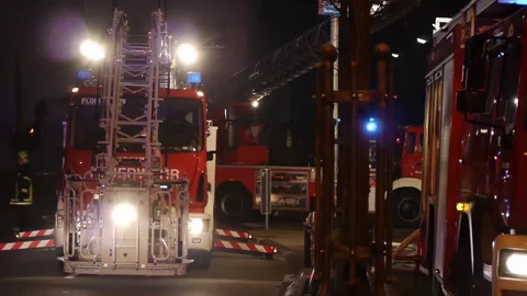 Emergency Response Vehicles Captured in Dynamic Light Sequence Vidéo 331620834