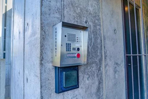 Emergency security box with call button mounted on the wall of campus building Foto stock