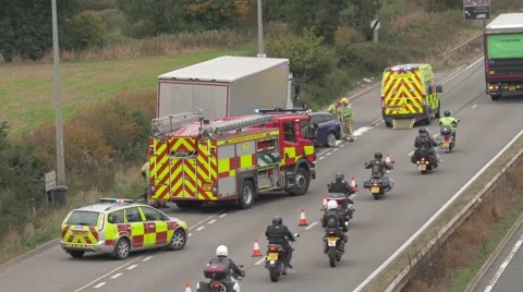 Emergency services fire brigade &amp; ambulance respond to road traffic accident UK 库存影片 68992184