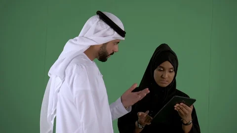 Emirati couple discussing. Stock Footage 94484518