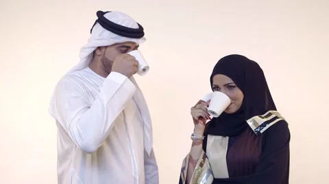 Emirati couple drinking coffee. Stock Footage 54487660