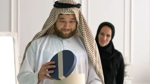 Emirati couple with gift box Stock Footage 102154869