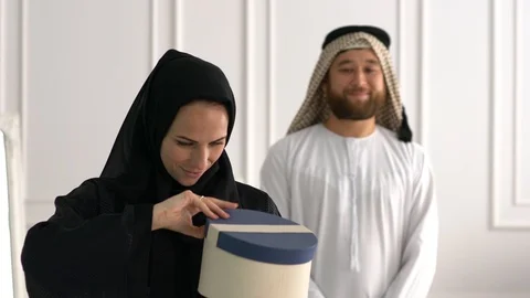 Emirati couple with gift box. Stock Footage 102154874