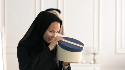 Emirati couple with gift box. Stock Footage 102155010