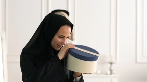 Emirati couple with gift box. Stock Footage 102155019