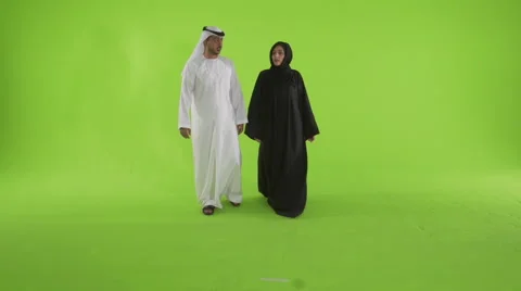 Emirati couple looking with curiosity. Stock Footage 54481982