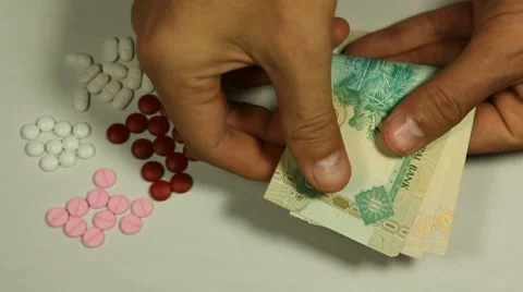 Emirati Dirham AED, Counting Drugs and Money, Health Care, Colorful Pills 動画素材 8679206