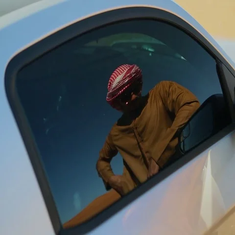 Emirati man checking his mobile. Stock Footage 69405364