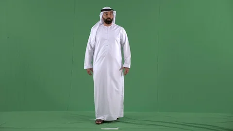 Emirati man looking around. Video stock 94480107