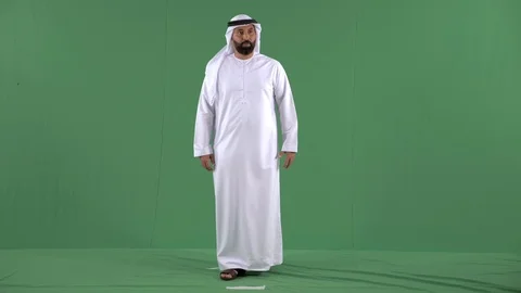 Emirati man looking around. Stock Footage 94480262