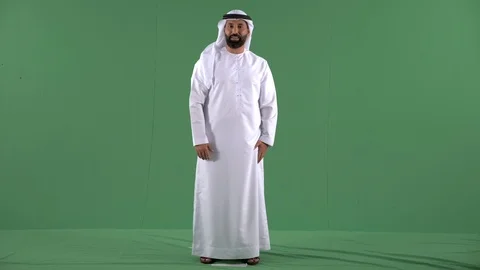Emirati man looking around. Stock Footage 94480323