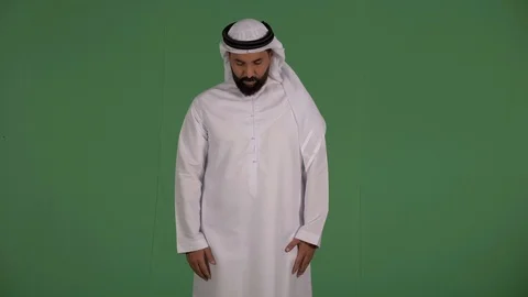 Emirati man looking up Stock Footage 94477732