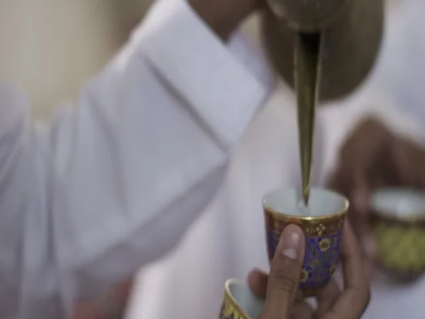 An Emirati man pouring tea in a traditional cup. Video stock 83210171