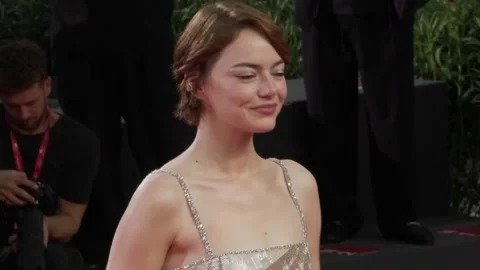 Emma Stone shines on the red carpet in Venice, VENICE, IT - 28 Aug 2025 Stock Footage 315693310