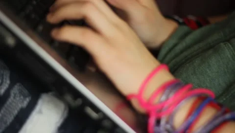 Emo kid sending text 3 스톡 동영상 3980307