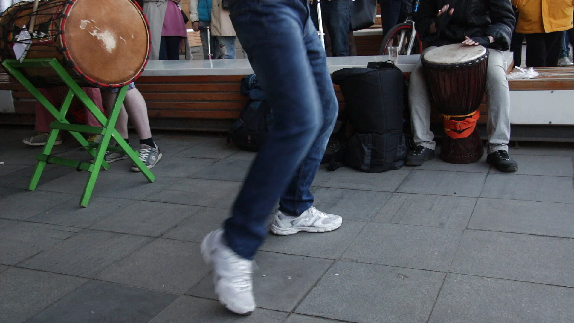 emotional dance on Amateur street concert pic