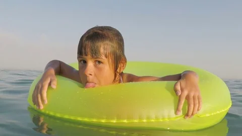 Emotions of the child in the water. Stockbeeldmateriaal 84074697