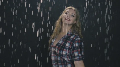 Emotions in the rain 3 Video stock 100108927