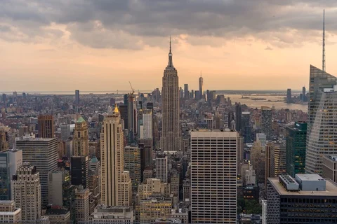 Empire State Building Above Dense Midtown Manhattan Skyline Vídeos de archivo 117004657