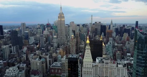 Empire State Building above Madison Square Park rooftops Vídeo Stock 75398469