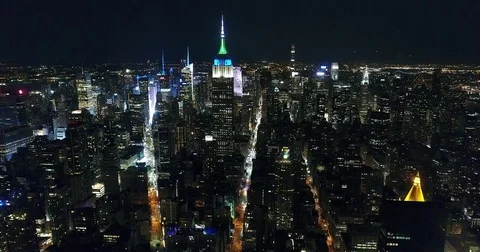 Empire State Building above Midtown Manhattan at Night Vídeo Stock 76969017