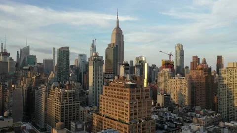 Empire State Building above the Midtown Manhattan skyline Vídeos de archivo 131004426