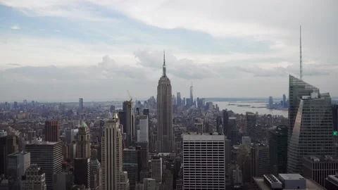 Empire State Building and cloudy sky 스톡 동영상 163908481