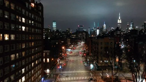 Empire State Building and West Side Towers above Downtown Avenue Vídeos de archivo 126746066