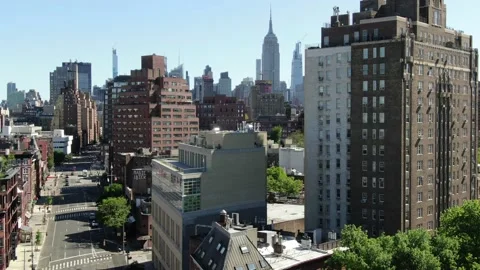 Empire State Building Beyond Greenwich Village Brick Towers 库存影片 131598836