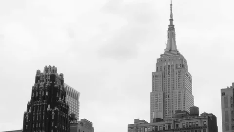 Empire state building black and white new york city winter sky establishing shot Vídeos de archivo 87581710