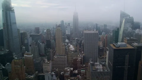 Empire State Building in Cloudy Skyline – New York’s iconic tower veiled in thic Stock Footage 305648077