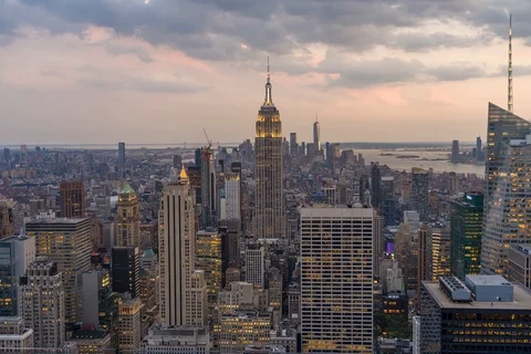 Empire State Building at Dusk Over Midtown Manhattan 库存影片 117001784