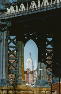 Empire State Building framed inside the Brooklyn Bridge Stock Photos