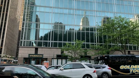 Empire State Building reflection windowed glass building Bryant Park Midtown NYC 库存影片 108336723