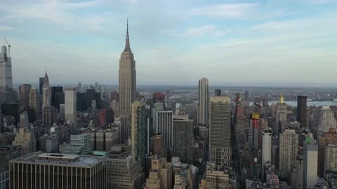 Empire State Building rises above the Midtown 34th Street skyline Vídeos de archivo 131001770