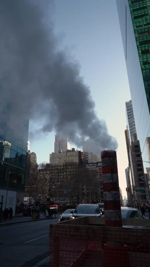 Empire State Building Set Against a Backdrop of Urban Skyscrapers 库存影片 291630170