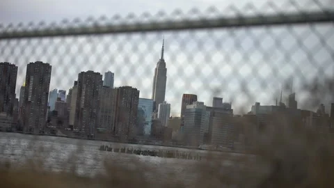 Empire State Building Through Chainlink Fence Stockbeeldmateriaal 170782578