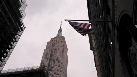 Empire state building view from 5th avenue with american flag 動画素材 280785238