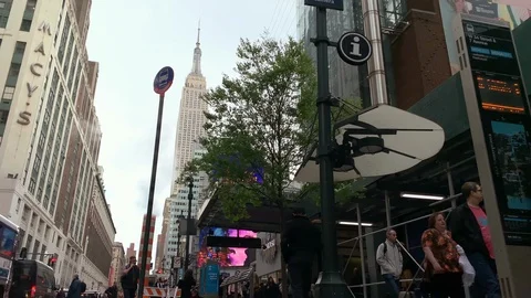 Empire State Building view Herald Square bus stop Manhattan New York City NYC Vídeos de archivo 107341572