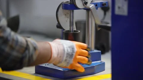 Employ is testing casting RAW materials in wet tensile tester machine Video stock 305995962