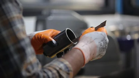 Employ is testing casting RAW materials in wet tensile tester machine Video stock 305995966