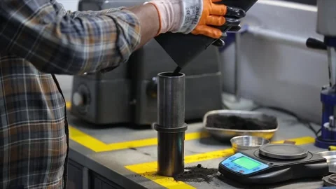 Employ is testing casting RAW materials in wet tensile tester machine Video stock 305996002