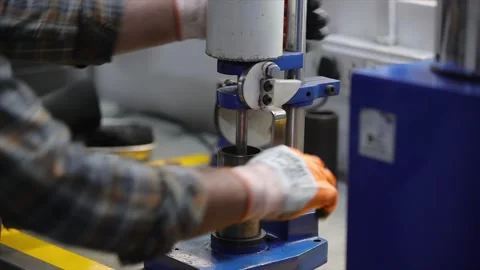 Employ is testing casting RAW materials in wet tensile tester machine Video stock 305996152