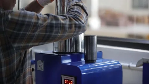 Employ is testing casting RAW materials in wet tensile tester machine Video stock 305996177
