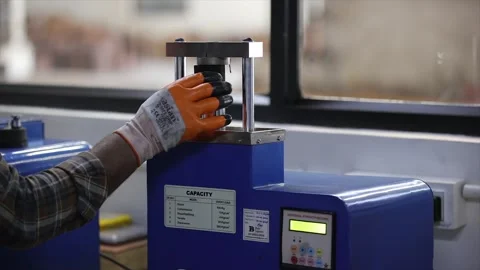 Employ is testing casting RAW materials in wet tensile tester machine Video stock 305996264