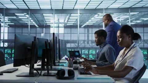 Employee entering data center, beginning job shift, monitoring performance 스톡 동영상 319575019