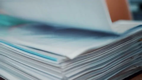 The employee flips through the documents Vídeo Stock 163290246